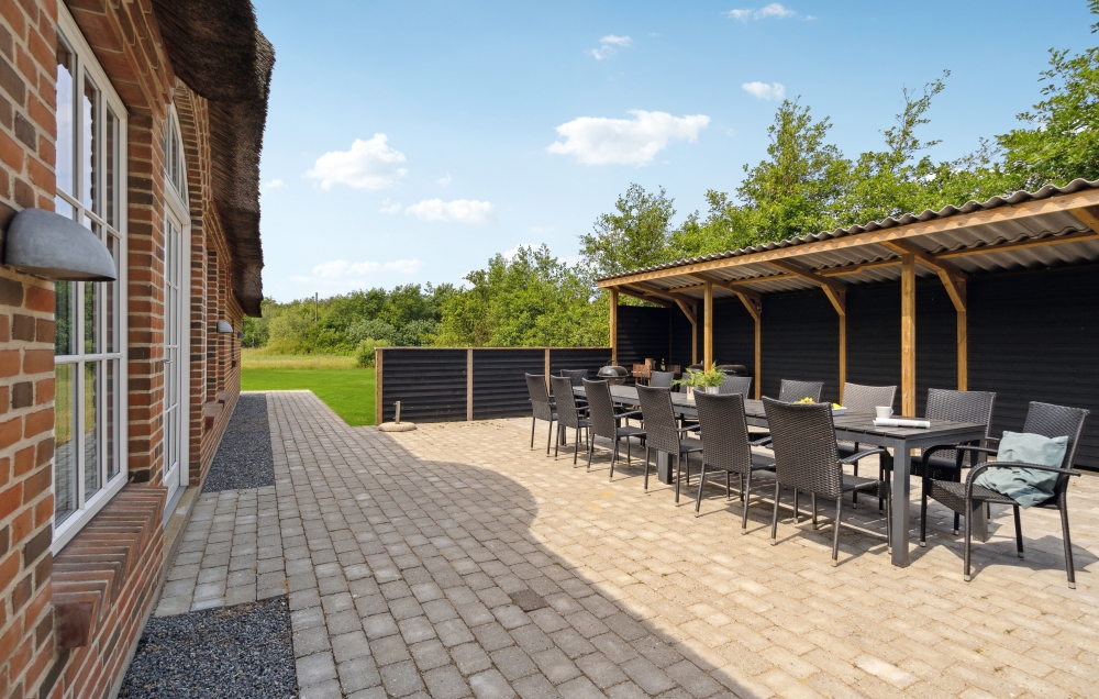 Njut av en grillkväll på terrassen i lyxstuga nr 678 i Vestjylland