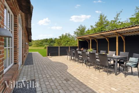 Njut av en grillkväll på terrassen i lyxstuga nr 678 i Vestjylland