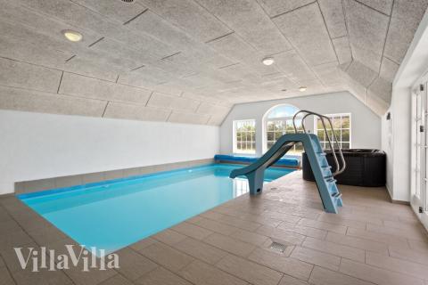 Den härliga poolen i lyxstuga nr 678 för 16 personer