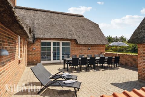 Lyxstuga nr 678 har en härlig terrass med sköna trädgårdsmöbler för 16 personer.