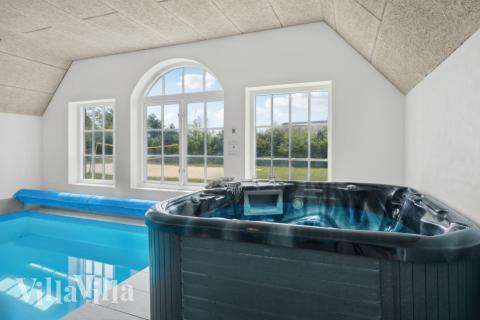 Njut av spabadets värme i lyxstuga nr 678 i Vestjylland