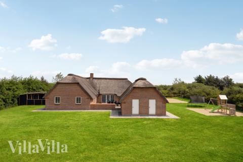 Den praktfulla poolstugan nr 678 med plats för 16 personer ligger i Vestjylland