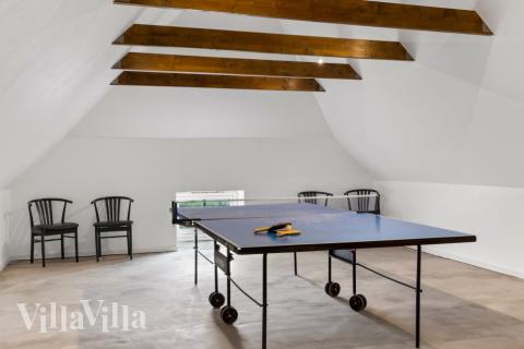 Aktivitetsrum i lyxstuga nr 679 med 9 sovrum och plats för 22 personer.