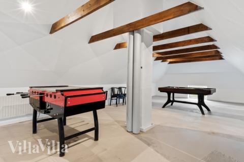 Lyxstuga 679 för 22 personer har ett stort aktivitetsrum med bl.a. biljard och dart