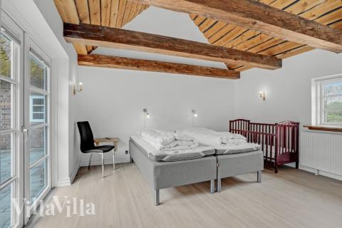 Ett av de 9 utmärkta sovrummen i lyxstuga nr 679 i Vestjylland.