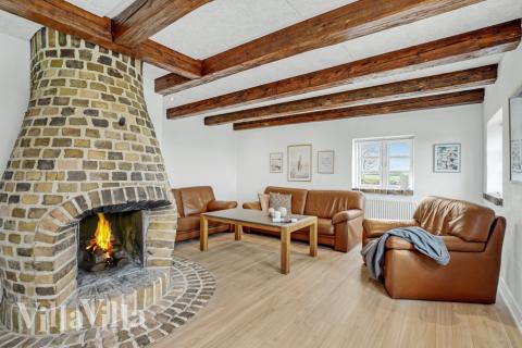 I soffhörnan i lyxstuga 679 i Vestjylland kan ni spela brädspel eller titta på film tillsammans.