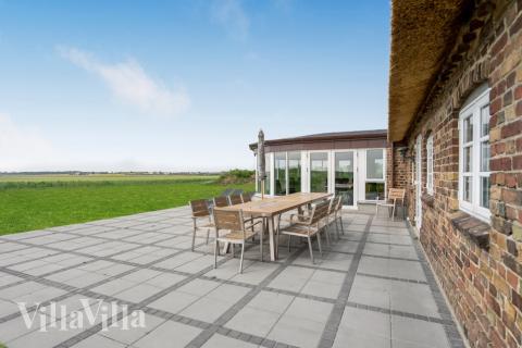 På terrassen i sommarhus nr 679 finns det plats för upp till 22 gäster.