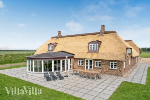 Den praktfulla poolstugan nr 679 med plats för 22 personer ligger i Vestjylland