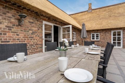 Lyxstuga nr 679 har en härlig terrass med sköna trädgårdsmöbler för 22 personer.