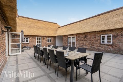 Njut av en grillkväll på terrassen i lyxstuga nr 679 i Vestjylland