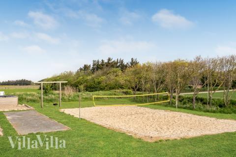 Till den trevliga sommarstugan nr 679 i Vestjylland erbjuds en mängd utomhusaktiviteter, t.ex. lektorn och gungor