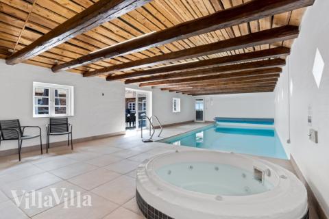 Den härliga poolen i lyxstuga nr 679 för 22 personer