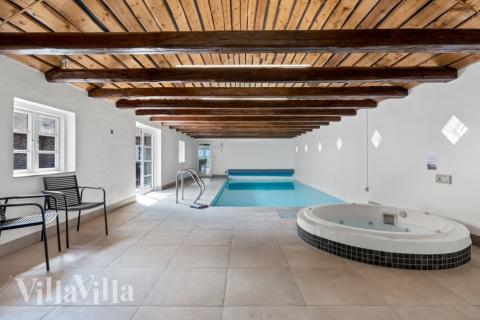 Sommarstuga 679 är inredd med en smakfull poolavdelning som har vattenrutschbana, ett stort inbyggt spapad och bastu