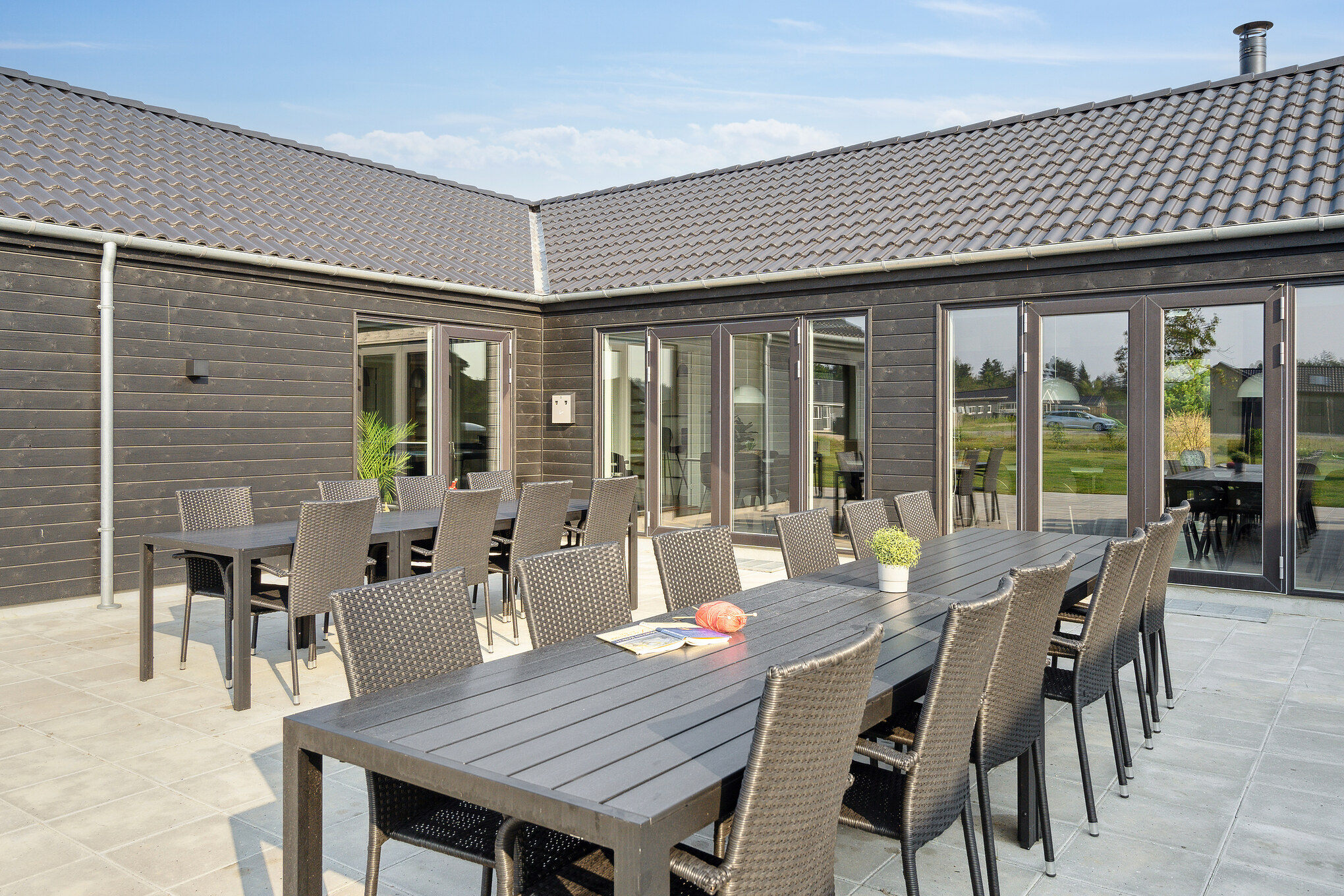 Njut av en grillkväll på terrassen i lyxstuga nr 802 i Østjylland