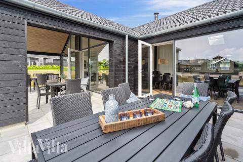 Njut av en grillkväll på terrassen i lyxstuga nr 810 i Østjylland