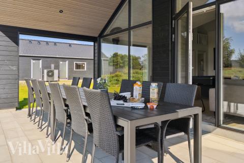 På terrassen i sommarhus nr 810 finns det plats för upp till 18 gäster.