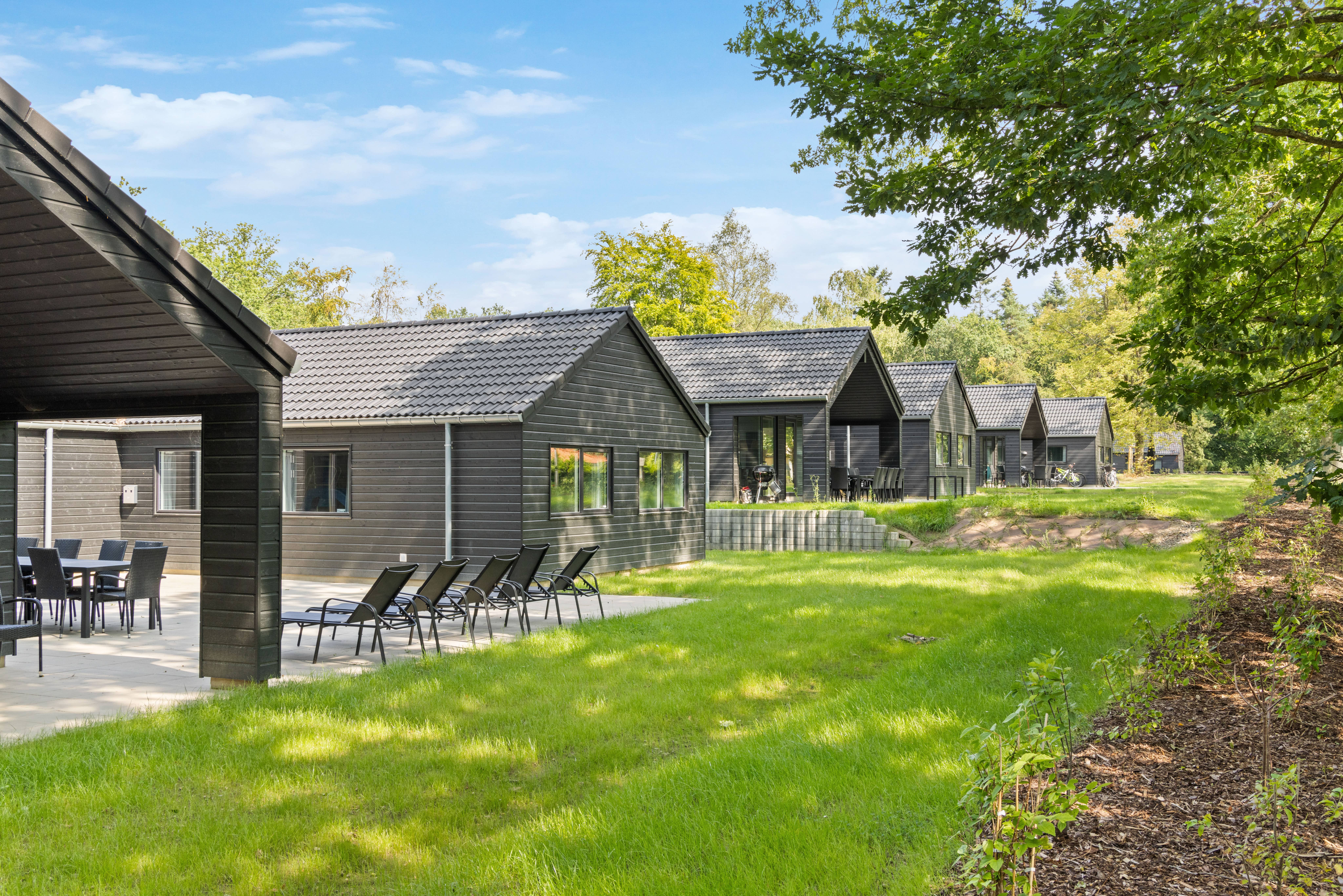 På terrassen i sommarhus nr 802 finns det plats för upp till 16 gäster.