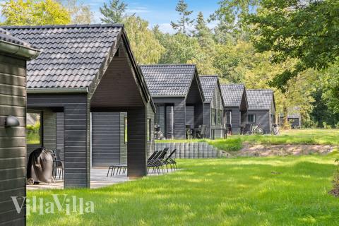 Den praktfulla poolstugan nr 810 med plats för 18 personer ligger i Østjylland