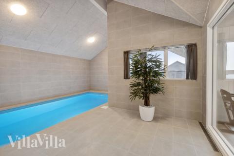 Sommarstuga 647 är inredd med en smakfull poolavdelning som har vattenrutschbana, ett stort inbyggt spapad och bastu