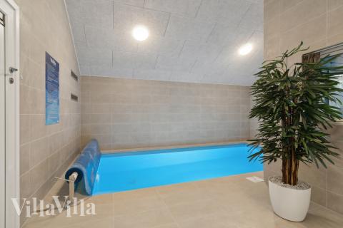 Den härliga poolen i lyxstuga nr 647 för 14 personer