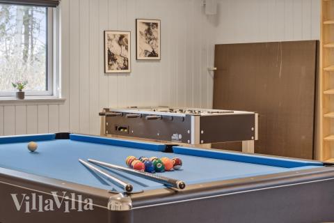 Lyxstuga 647 för 14 personer har ett stort aktivitetsrum med bl.a. biljard och dart