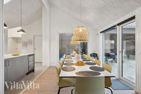 Det stora ljusa vardagsrummet i lyxstuga nr 647 för 14.