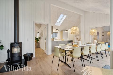 Vardagsrummet i lyxstuga nr. 647 har plats för 14 personer.