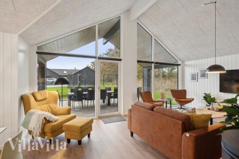 I soffhörnan i lyxstuga 647 i Fyn och öar kan ni spela brädspel eller titta på film tillsammans.