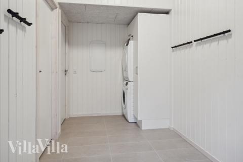 Den rymliga entrén i lyxstuga nr 647 i Fyn och öar