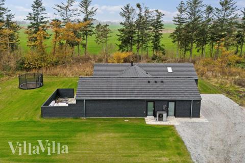 Den praktfulla poolstugan nr 647 med plats för 14 personer ligger i Fyn och öar