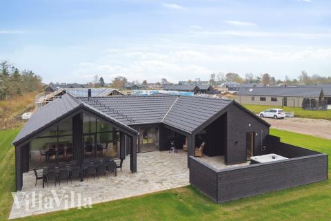 Den tjusiga sommarstugan nr 647 med gott om plats för upp till 14 personer