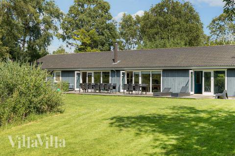 Den praktfulla poolstugan nr 681 med plats för 17 personer ligger i Nordsjälland