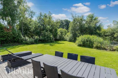 Njut av en grillkväll på terrassen i lyxstuga nr 681 i Nordsjälland