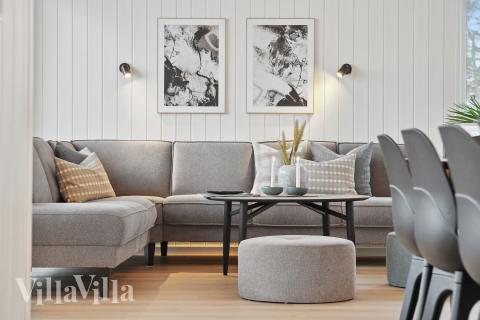 I soffhörnan i lyxstuga 630 i Fyn och öar kan ni spela brädspel eller titta på film tillsammans.