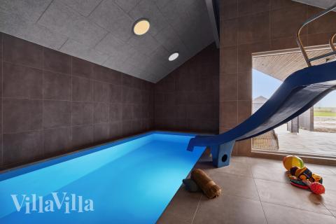 Sommarstuga 630 är inredd med en smakfull poolavdelning som har vattenrutschbana, ett stort inbyggt spapad och bastu