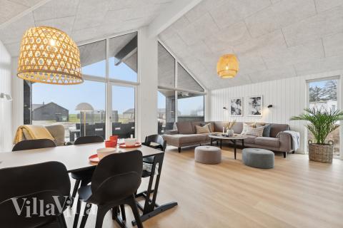 Det stora ljusa vardagsrummet i lyxstuga nr 630 för 16.