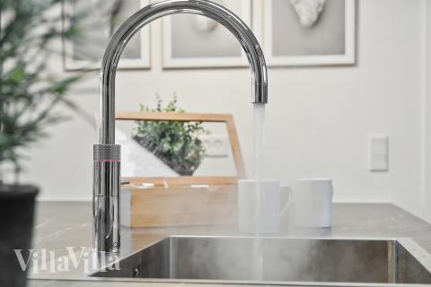 Köket i lyxstuga nr 630 är generöst inrett.