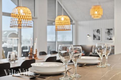 Vardagsrummet i lyxstuga nr. 630 har plats för 16 personer.