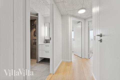 Den rymliga entrén i lyxstuga nr 630 i Fyn och öar