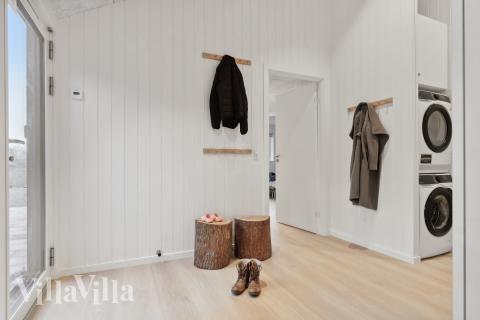 I entrén i lyxstuga 630 finns det gott om plats