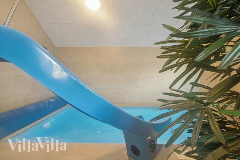 Den härliga poolen i lyxstuga nr 662 för 18 personer