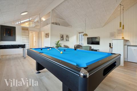 Aktivitetsrum i lyxstuga nr 662 med 7 sovrum och plats för 18 personer.