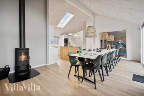 Det stora ljusa vardagsrummet i lyxstuga nr 662 för 18.