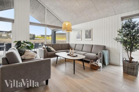 I soffhörnan i lyxstuga 662 i Sydjylland kan ni spela brädspel eller titta på film tillsammans.