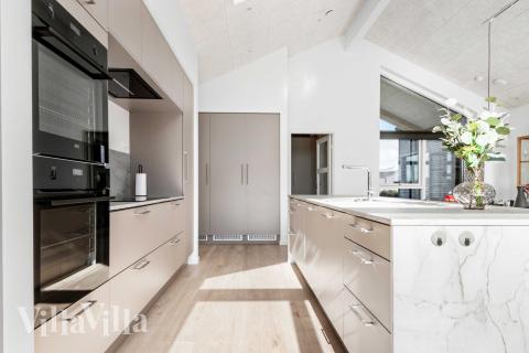 Köket i lyxstuga nr 682 är utrustat så att ni kan laga mat till 18 personer.