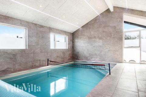 Sommarstuga 682 är inredd med en smakfull poolavdelning som har vattenrutschbana, ett stort inbyggt spapad och bastu