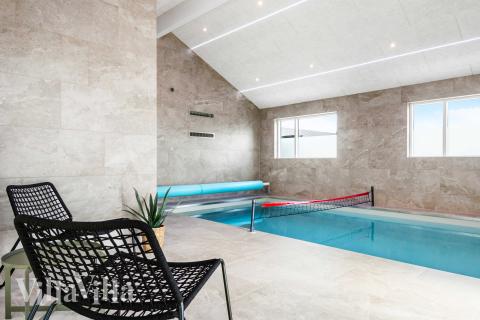 Den härliga poolen i lyxstuga nr 682 för 18 personer