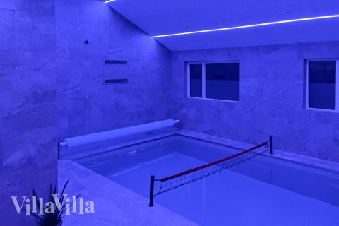 Ta ett dopp i poolen i lyxhus nr 682 i Nordjylland.