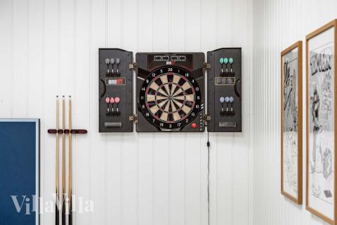 Lyxstuga 682 för 18 personer har ett stort aktivitetsrum med bl.a. biljard och dart