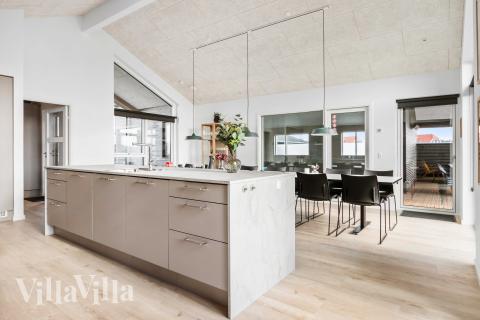 Köket i lyxstuga nr 682 är generöst inrett.